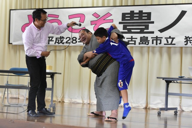 狩俣小学校の生徒と交流